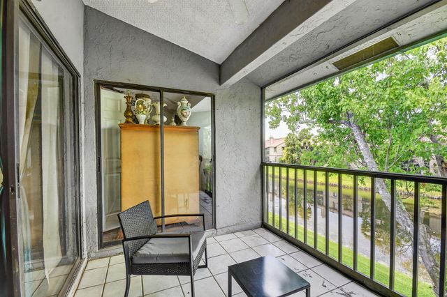 907 Harbour Pointe Way, Greenacres, FL 33413