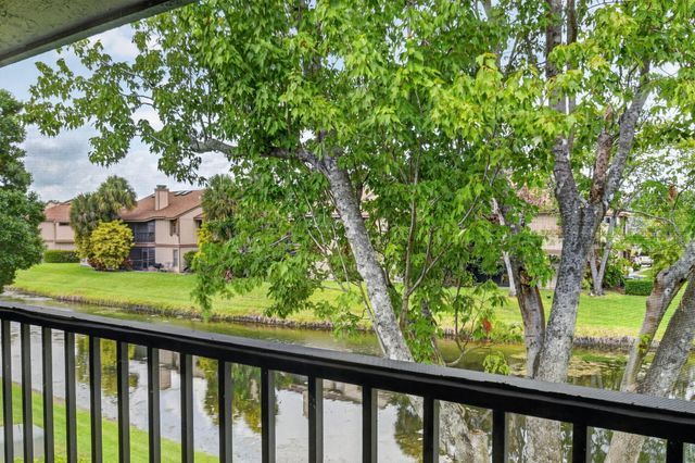 907 Harbour Pointe Way, Greenacres, FL 33413