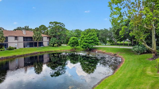 907 Harbour Pointe Way, Greenacres, FL 33413