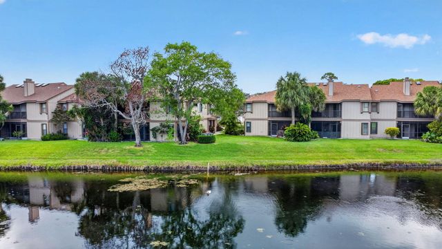 907 Harbour Pointe Way, Greenacres, FL 33413