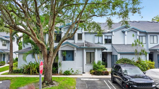 907 Harbour Pointe Way, Greenacres, FL 33413