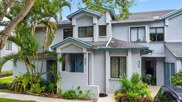 907 Harbour Pointe Way, Greenacres, FL 33413