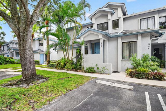 907 Harbour Pointe Way, Greenacres, FL 33413
