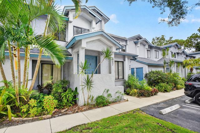 907 Harbour Pointe Way, Greenacres, FL 33413