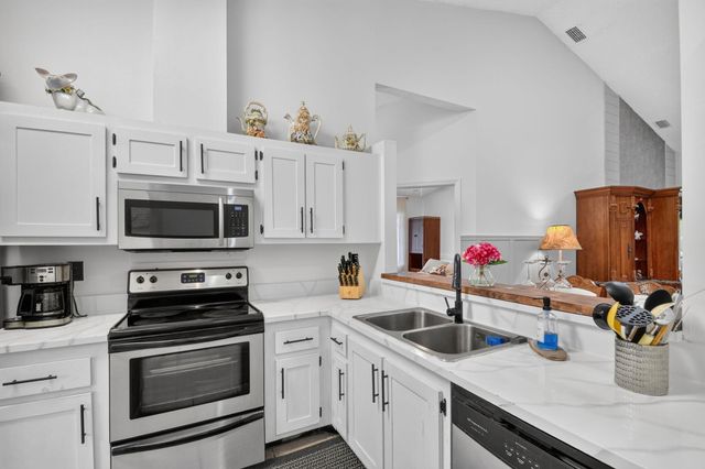 907 Harbour Pointe Way, Greenacres, FL 33413