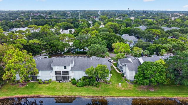 907 Harbour Pointe Way, Greenacres, FL 33413
