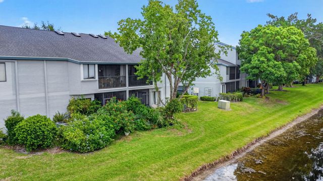 907 Harbour Pointe Way, Greenacres, FL 33413