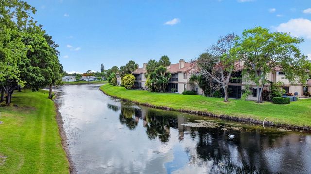 907 Harbour Pointe Way, Greenacres, FL 33413