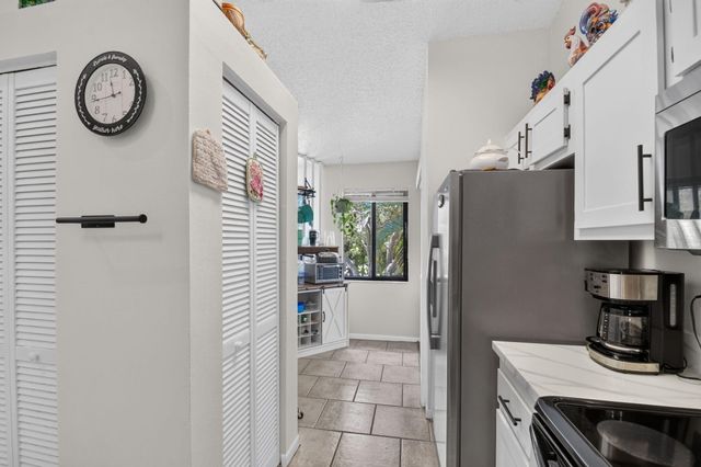 907 Harbour Pointe Way, Greenacres, FL 33413