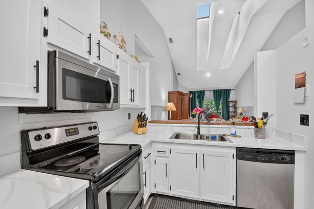 907 Harbour Pointe Way, Greenacres, FL 33413