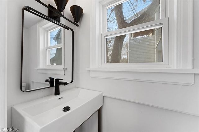 3406 Henderson Road, Cleveland Heights, OH 44112