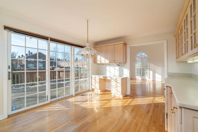 926 Lochmoor Place, Grosse Pointe Woods, MI 48236