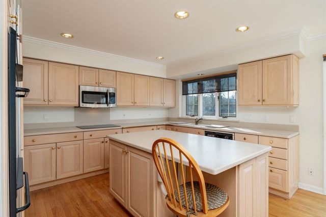 926 Lochmoor Place, Grosse Pointe Woods, MI 48236