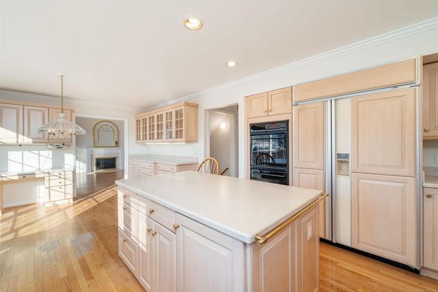 926 Lochmoor Place, Grosse Pointe Woods, MI 48236