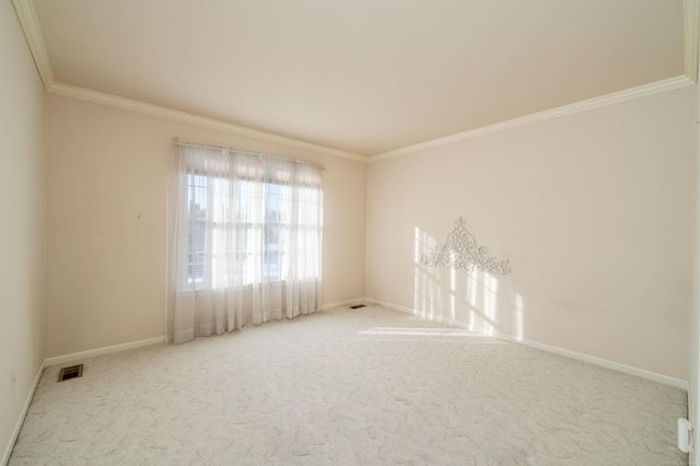 926 Lochmoor Place, Grosse Pointe Woods, MI 48236