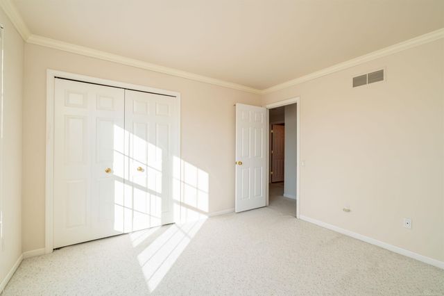 926 Lochmoor Place, Grosse Pointe Woods, MI 48236