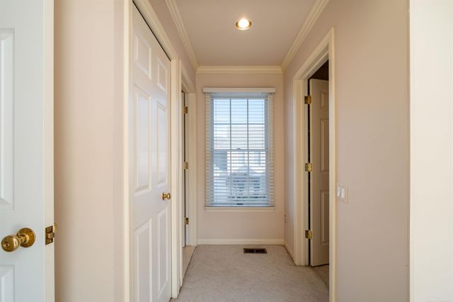 926 Lochmoor Place, Grosse Pointe Woods, MI 48236