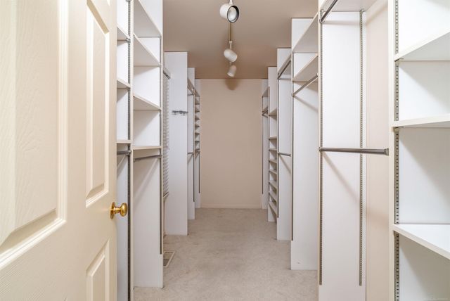 926 Lochmoor Place, Grosse Pointe Woods, MI 48236