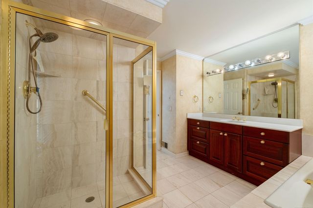 926 Lochmoor Place, Grosse Pointe Woods, MI 48236