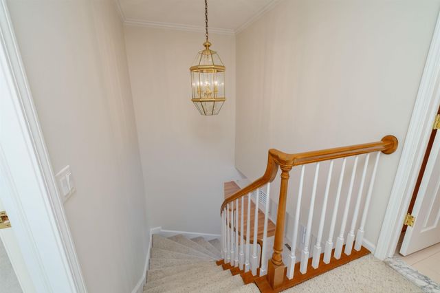 926 Lochmoor Place, Grosse Pointe Woods, MI 48236