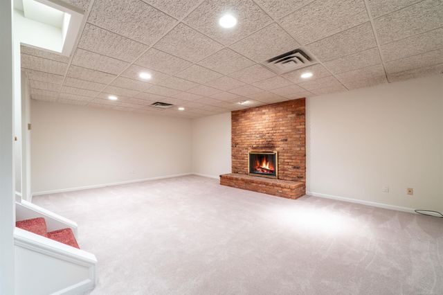 926 Lochmoor Place, Grosse Pointe Woods, MI 48236