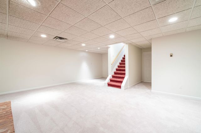 926 Lochmoor Place, Grosse Pointe Woods, MI 48236