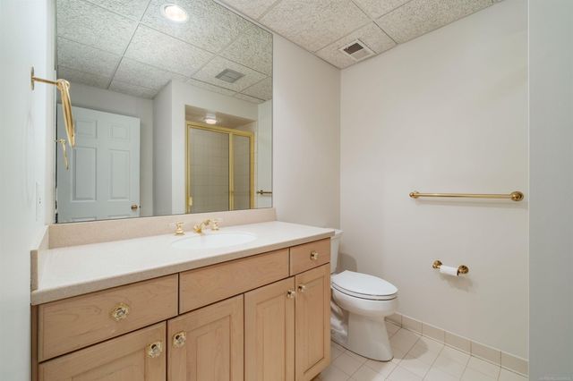 926 Lochmoor Place, Grosse Pointe Woods, MI 48236