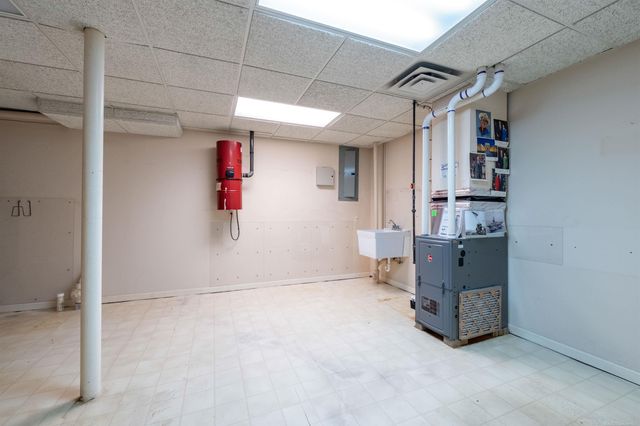 926 Lochmoor Place, Grosse Pointe Woods, MI 48236