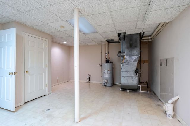 926 Lochmoor Place, Grosse Pointe Woods, MI 48236