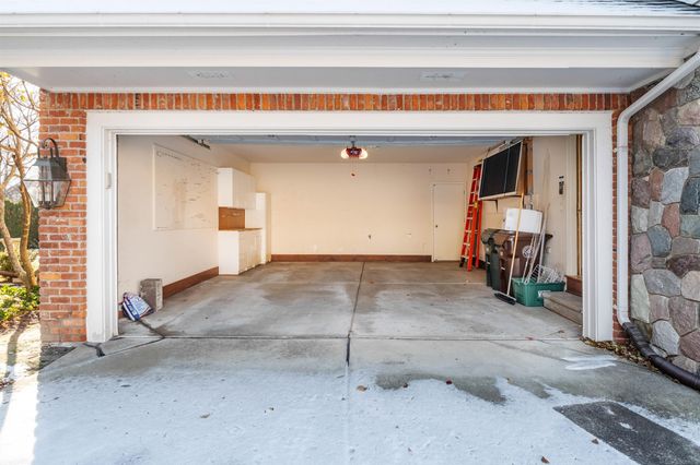 926 Lochmoor Place, Grosse Pointe Woods, MI 48236