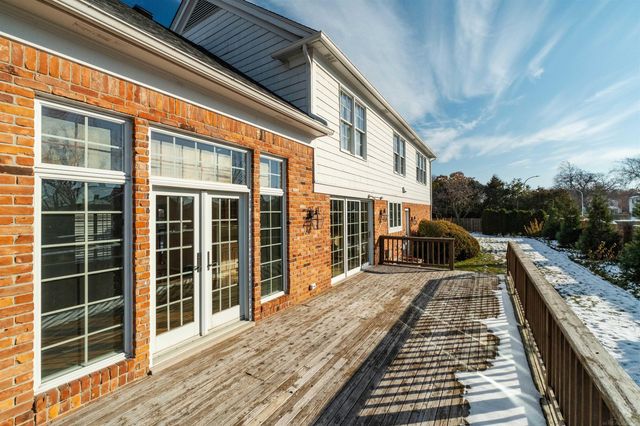 926 Lochmoor Place, Grosse Pointe Woods, MI 48236