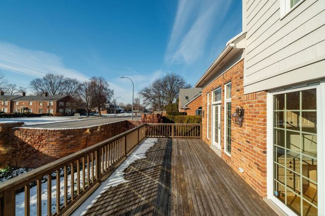 926 Lochmoor Place, Grosse Pointe Woods, MI 48236