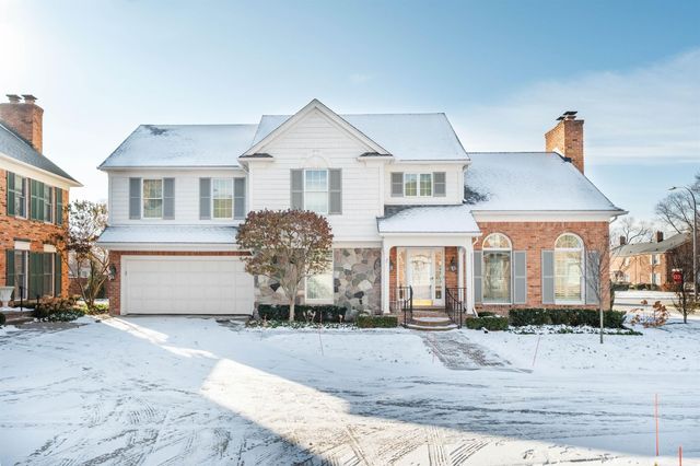 926 Lochmoor Place, Grosse Pointe Woods, MI 48236