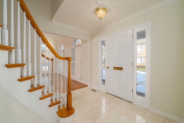 926 Lochmoor Place, Grosse Pointe Woods, MI 48236