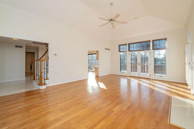 926 Lochmoor Place, Grosse Pointe Woods, MI 48236