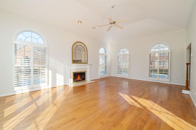 926 Lochmoor Place, Grosse Pointe Woods, MI 48236