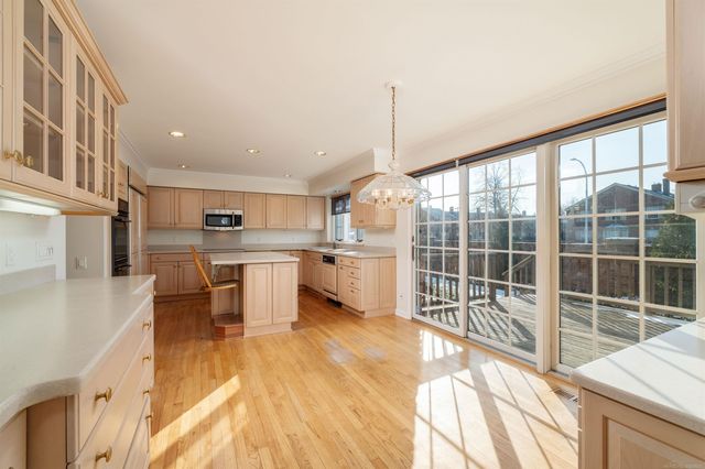 926 Lochmoor Place, Grosse Pointe Woods, MI 48236