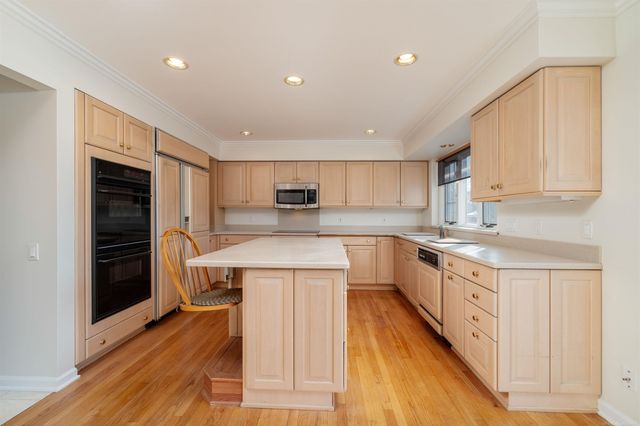 926 Lochmoor Place, Grosse Pointe Woods, MI 48236