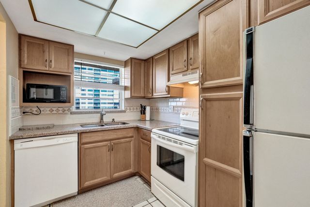 308 GOLFVIEW Road 406, North Palm Beach, FL 33408