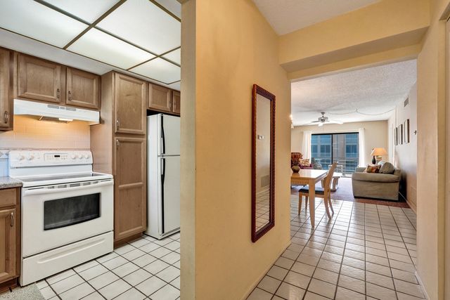 308 GOLFVIEW Road 406, North Palm Beach, FL 33408