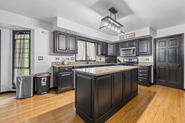 938 Stonehaven Court, Elgin, IL 60124