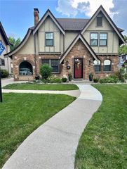 421 E Gregory Boulevard, Kansas City, MO 64131