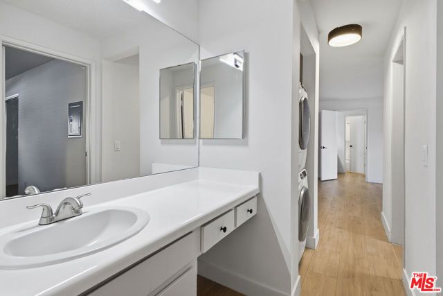 1352 S Carmelina Avenue 301, Los Angeles, CA 90025