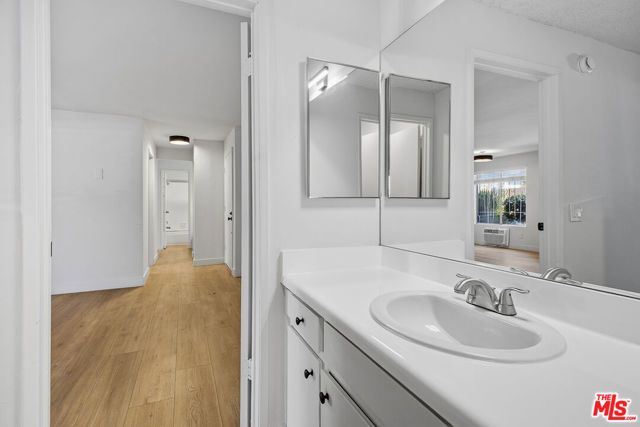 1352 S Carmelina Avenue 301, Los Angeles, CA 90025