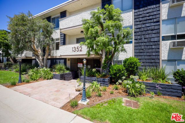 1352 S Carmelina Avenue 301, Los Angeles, CA 90025