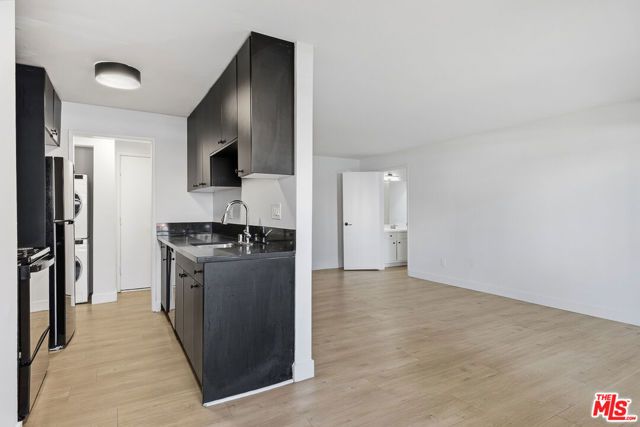 1352 S Carmelina Avenue 301, Los Angeles, CA 90025