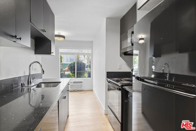 1352 S Carmelina Avenue 301, Los Angeles, CA 90025