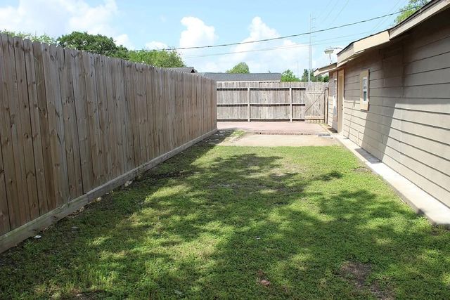 909 Rittenhouse Street, Houston, TX 77076