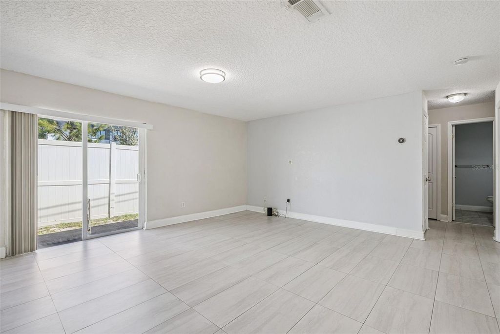 Image 6 of property listing at 236 PLAZA OVAL, Casselberry, FL 32707