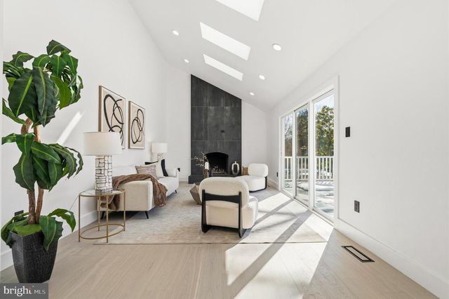 12011 MEADOWVILLE CT, Herndon, VA 20170